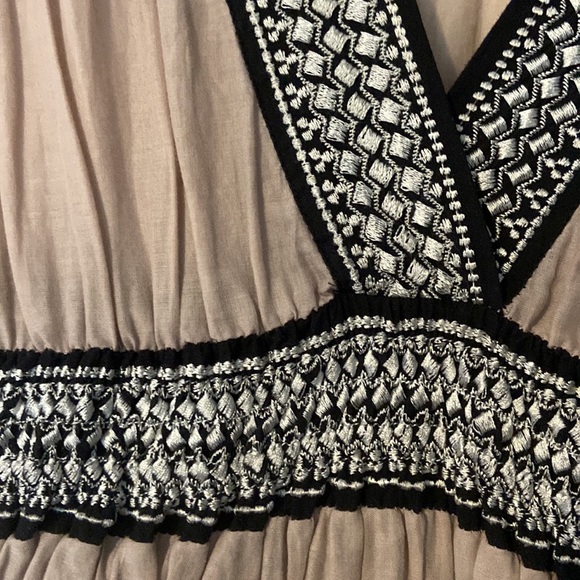 Vintage-Style Detailed Dress - Picture 3 of 9